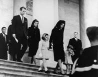 http://upload.wikimedia.org/wikipedia/commons/thumb/8/83/JFK%27s_family_leaves_Capitol_after_his_funeral%2C_1963.jpg/220px-JFK%27s_family_leaves_Capitol_after_his_funeral%2C_1963.jpg